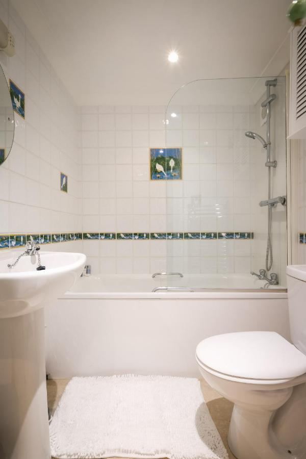 En suite bathroom with bath at Glen Wynne Guest House