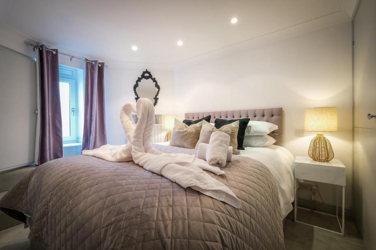 King bedroom at Glen Wynne Guest House with towel swans on the bed