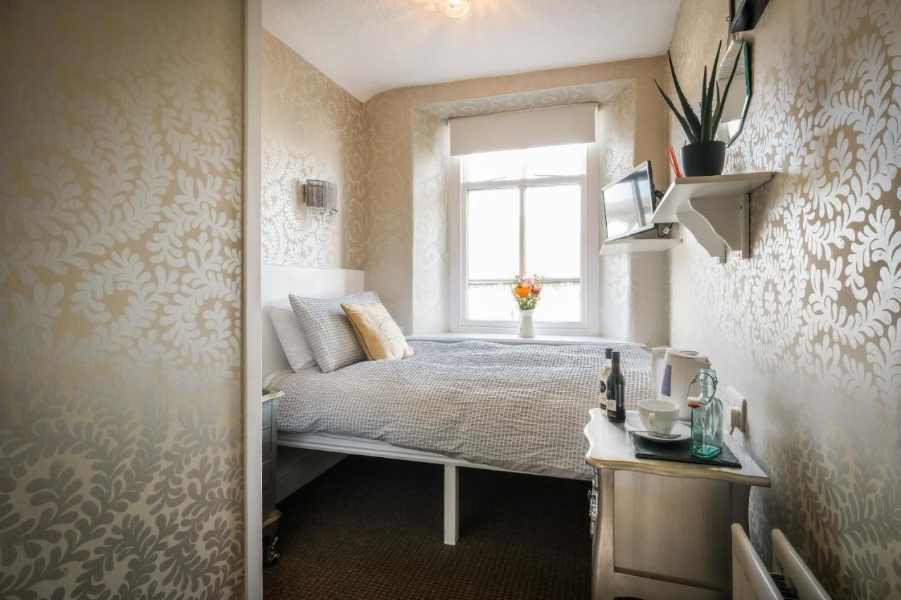 Single bedroom at Glen Wynne Guest House with a comfortable single bed by the window